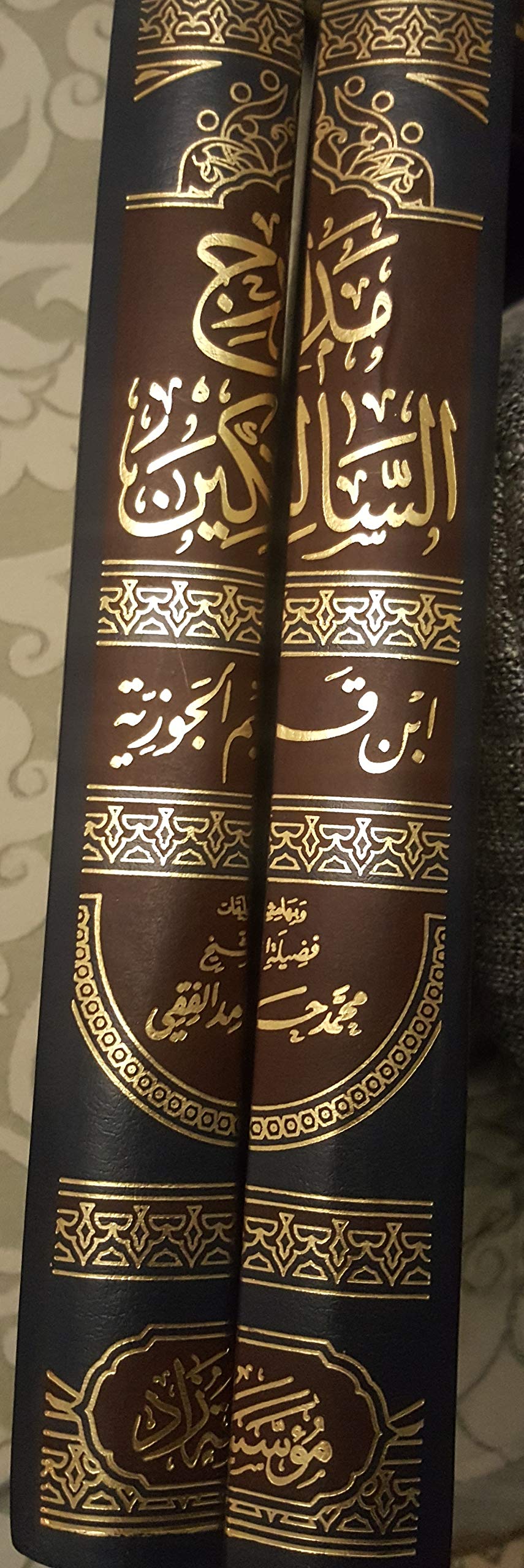 Qizil va qora libosda porno